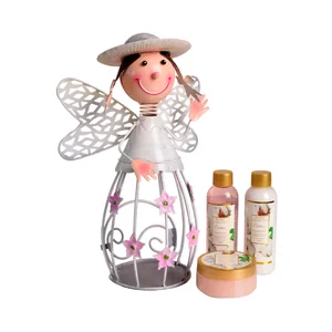 FLORAL COLLECTION Cotton Cesta regalo con forma de angel con productos para la higiene corporal.