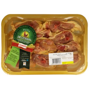 Troceado de pollo de corral.