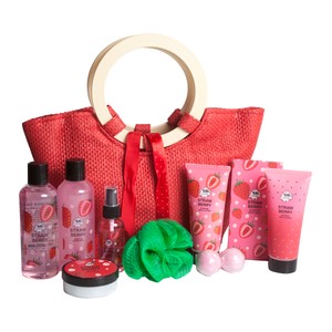 GIRL POWER Bolso de rafia rosa con productos para el cuidado y la higiene personal.