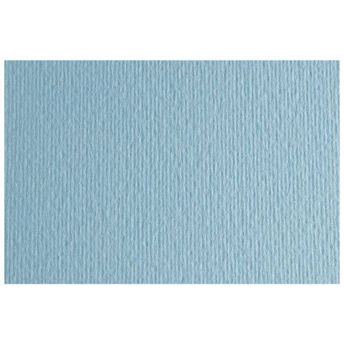 Cartulina con 2 texturas, una lisa y otra rugosa, color sólido azul claro, tamaño 50x70cm, SADIPAL.