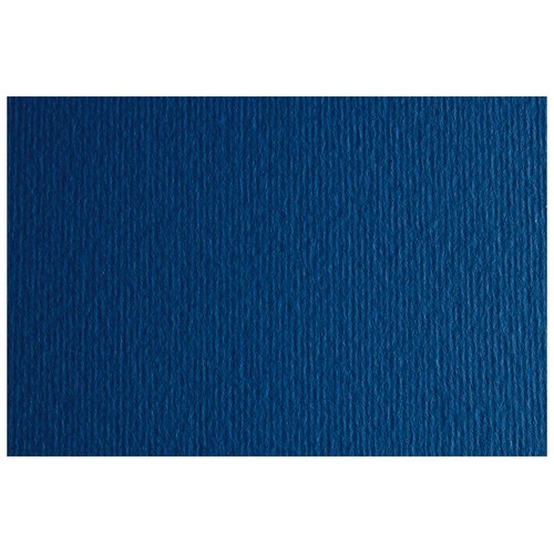 Cartulina con 2 texturas, una lisa y otra rugosa, color sólido azul marino, tamaño 50x70cm, SADIPAL.