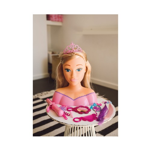 Busto de princesa con accesorios de peluquería, ONE TWO FUN ALCAMPO.