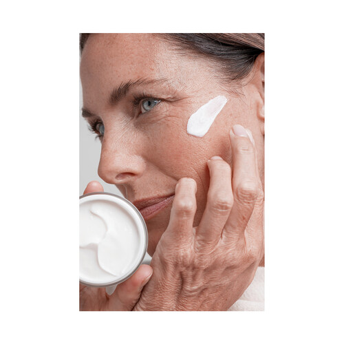 NIVEA Crema de día antiarrugas y nutritiva con FPS 15, para pieles maduras a secas NIVEA Vital 50 ml.