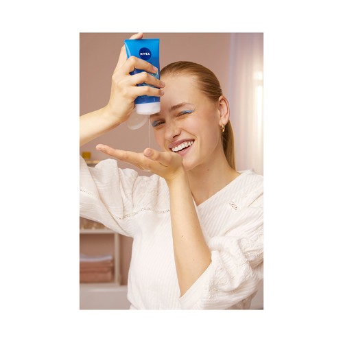 NIVEA Gel facial limpiador refrescante, con agua purificada y flor de loto, para pieles normales NIVEA 150 ml.
