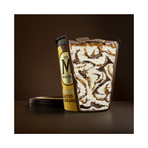 MAGNUM Tarrina de helado de vainilla con salsa de caramelo salado, con capa y laminas crujientes de chocolate MAGNUM Double 440 ml.