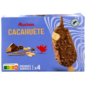 AUCHAN Bombón helado de cacahuete, cubierto de chocolate con leche 4 x 90 ml. Producto Alcampo