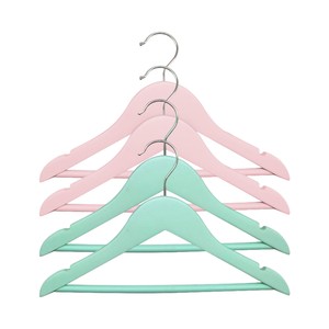 Imagen de Perchas de madera infantiles con barra color azul o rosa, 4 unidades ACTUEL.