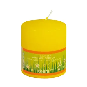 Vela cilíndrica perfumada de 80x75 mm e impregnada con esencia de citronela ROURA.