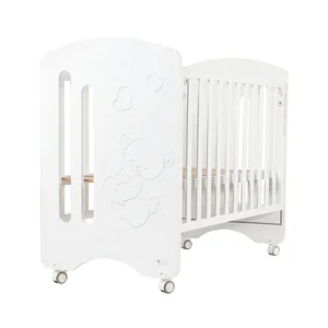 Cuna de madera de haya, 124x93x63cm, barandilla abatible, 4 ruedas, INTERBABY LOVELY PREMIUM, color blanco.