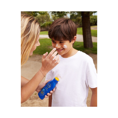 NIVEA Leche solar protectora, especial para niños con factor de protección 50+ (muy alto) NIVEA Sun kids 200 ml.