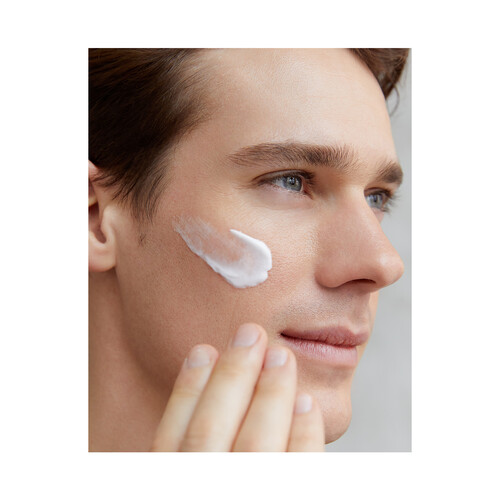 NIVEA Crema facial hidratante y protectora, con aloe vera NIVEA Men protege & cuida 75 ml.