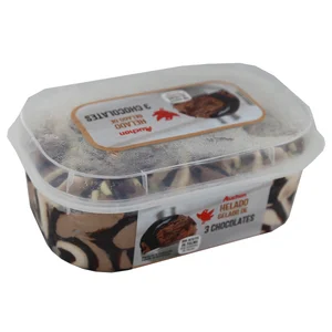 AUCHAN Tarrina de helado de chocolate con salsa sabor chocolate y trocitos de chocolate con leche y blanco 900 ml. Producto Alcampo