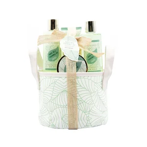 BECASAN NATURE Cesta de tela con productos para el cuidado y la higiene corporal.