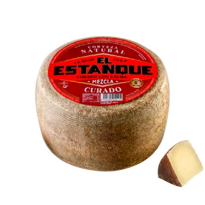 EL ESTANQUE Queso mezcla curado con corteza natural al corte. - Trozo