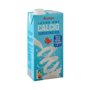 AUCHAN Leche semidesnatada de vaca, enriquecida con calcio 1 l. Producto Alcampo