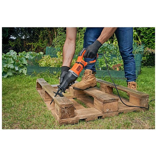 Sierra sable 750W, velocidad variable, 2800 rpm, BLACK + DECKER BES301-QS, incluye 2 hojas.