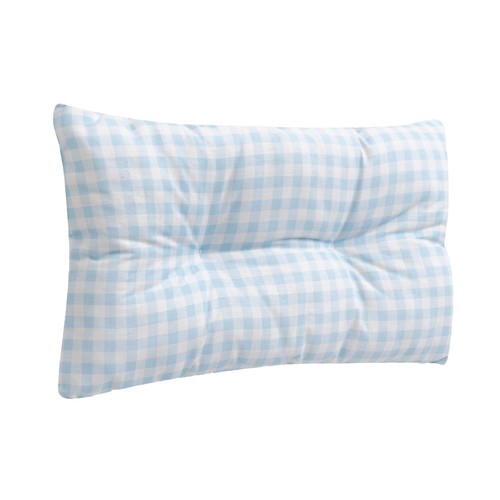 Cojín rectangular diseño de cuadros azul y blanco.