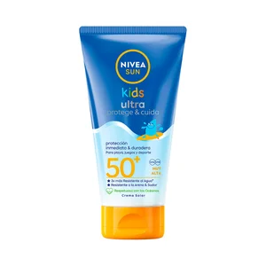 NIVEA Kids ultra protege & cuida Crema solar protectora especial niños con FPS 50+ 150 ml.