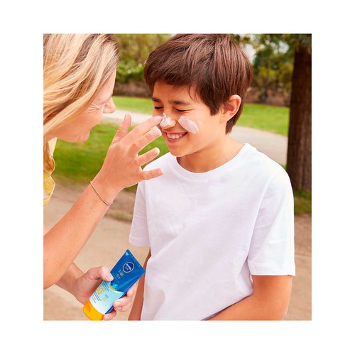 NIVEA Kids ultra protege & cuida Crema solar protectora especial niños con FPS 50+ 150 ml.