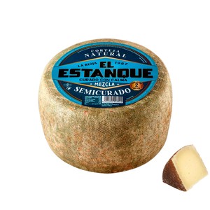 Queso mezcla semicurado con corteza natural al corte. - Trozo
