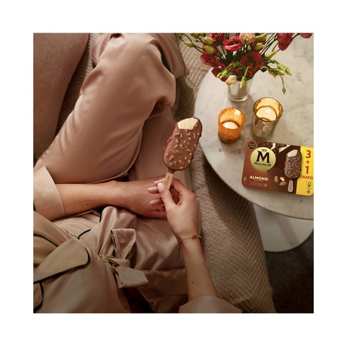 MAGNUM Helado de vainilla recubierto de chocolate con leche y almendras 4 x 110 ml.