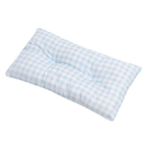Cojín rectangular diseño de cuadros azul y blanco.