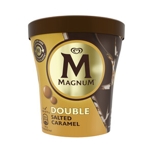 MAGNUM Tarrina de helado de vainilla con salsa de caramelo salado, con capa y laminas crujientes de chocolate MAGNUM Double 440 ml.