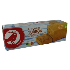 AUCHAN Bloque de helado de turrón con trocitos de almendra caramelizada 1 l. Producto Alcampo