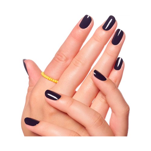 ESSENCE tono 84 Black plum & done, ciruela oscura Esmalte de uñas de secado rápido y acabado brillante.