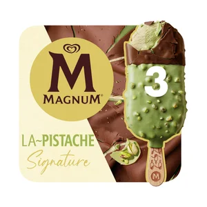 MAGNUM La pistache signature Helado de pistacho cubierto de chocolate con leche y pistachos caramelizados 3 x 90 ml.
