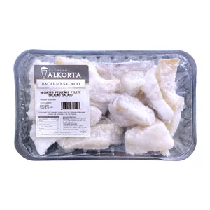 Bacalao salado cortado en tacos.
