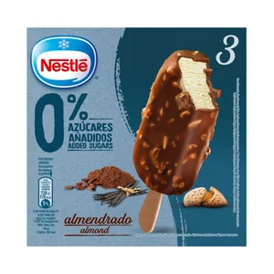 NESTLÉ Helado de vainilla con chocolate y trocitos de almendra, sin azúcares añadidos 3 x 90 ml.