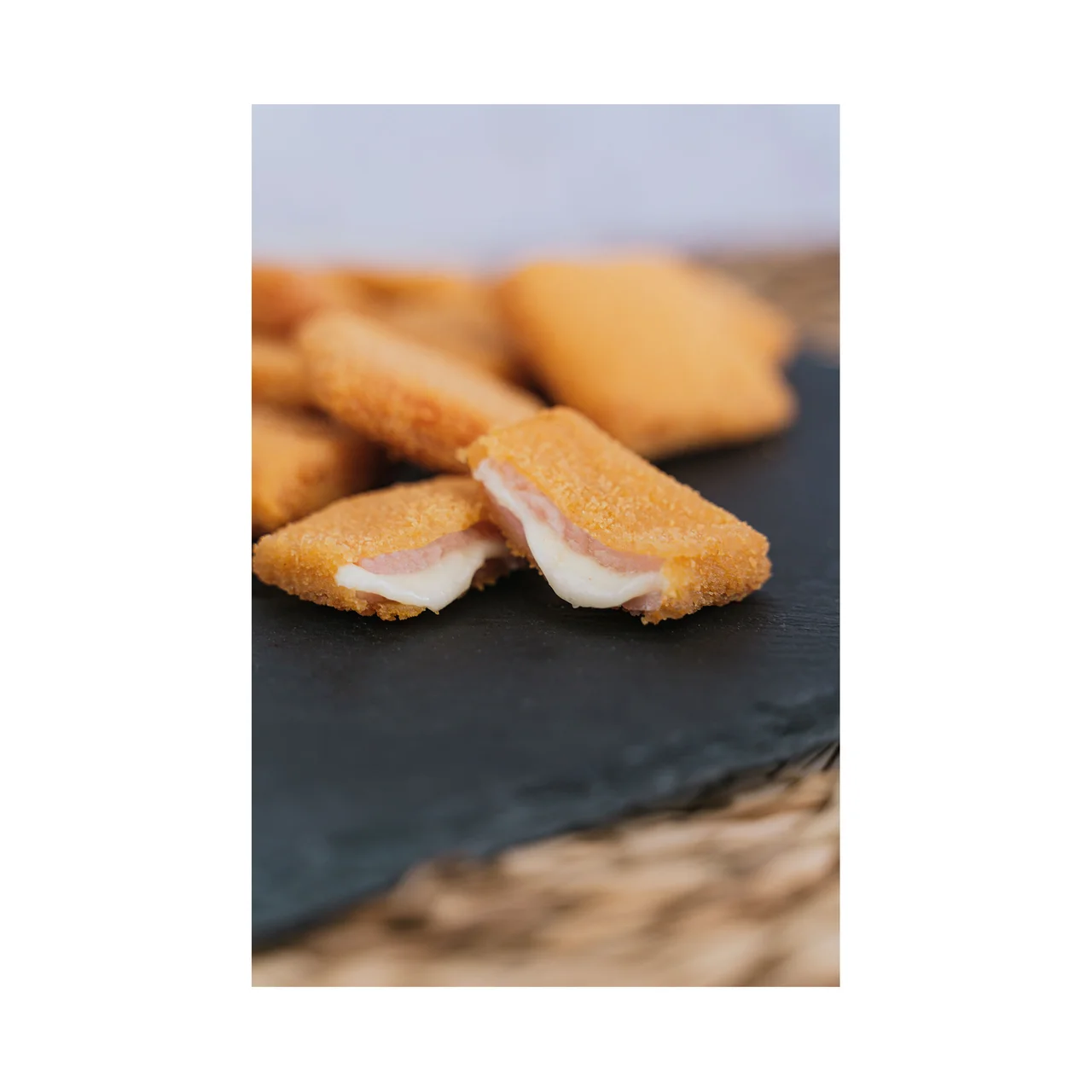 Combinan la intensidad del jamón con un relleno de queso fundente, envueltos en un empanado crujiente que garantiza una experiencia completa en cada bocado.Son un clásico imprescindible en cualquier carta, adaptado a un formato práctico que facilita su preparación y presentación.