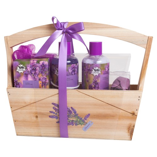 GIRL POWER Floral collection lavanda Cesta de madera con productos para el baño.