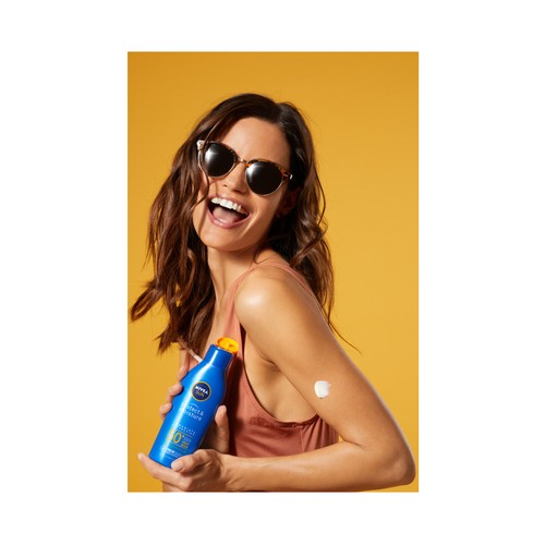 NIVEA Sun Leche solar protectora e hidratante, con factor de protección 50+ ( muy alto) protege & hidrata 400 ml.