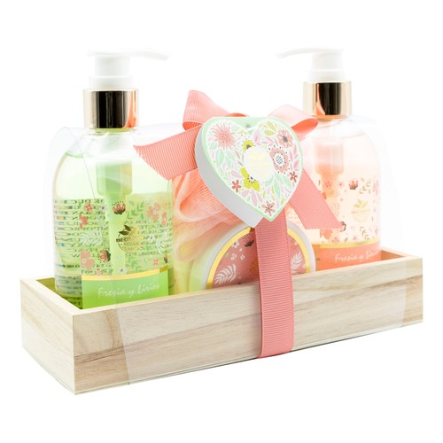BECASAN NATURE Bandeja con productos con aroma a fresia y lirios, para la higiene personal.