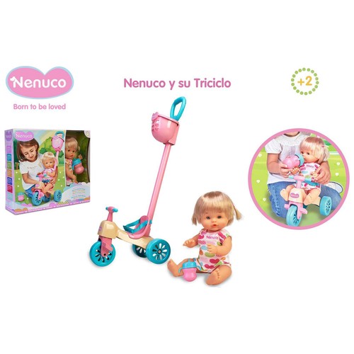 Bebé con accesorios NENUCO y su triciclo.