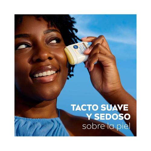 NIVEA Sun Protector solar facial en stick, acabado invisible, con FPS 50+ (muy alto) 15 g.
