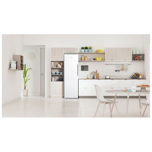 Congelador vertical INDESIT UI8F2CW, color blanco, clasificación energética: E, H: 187,5cm, A: 59,5cm, F: 63cm, capacidad total: 263L.