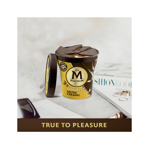 MAGNUM Tarrina de helado de vainilla con salsa de caramelo salado, con capa y laminas crujientes de chocolate MAGNUM Double 440 ml.