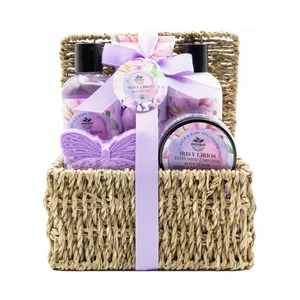 BECASAN NATURE Iris y lirios Cesta con productos para el cuidado y la higiene corporal.