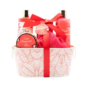 BECASAN NATURE Fresh Cesta metálica con productos para el cuidado y la higiene corporal.