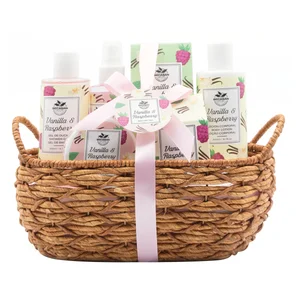 BECASAN NATURE Cesta de mimbre con productos para la higiene y el cuidado personal.