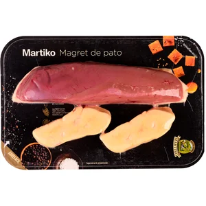 MARTIKO Magret de pato con corte tataki y dos escalopes de foie gras de pato.
