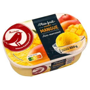 AUCHAN Tarrina de sorbete con mango y preparado de trozos de mango 1 l. Producto Alcampo