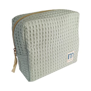 Imagen de MUSTELA Neceser beige de algodón natural con productos para el cuidado y la higiene del bebe.