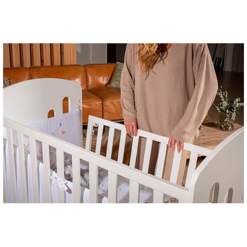 Cuna de madera de haya, 124x93x63cm, barandilla abatible, 4 ruedas, INTERBABY LOVELY PREMIUM, color blanco.