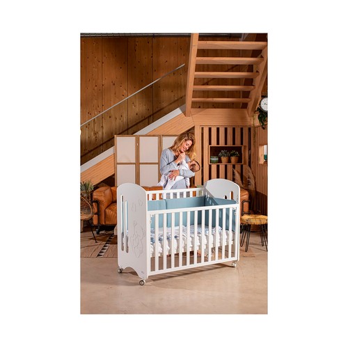 Cuna de madera de haya, 124x93x63cm, barandilla abatible, 4 ruedas, INTERBABY LOVELY PREMIUM, color blanco.